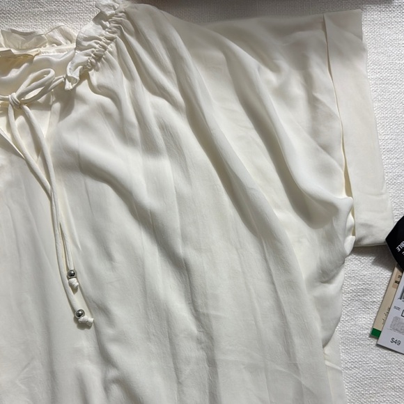 Elegant White Blouse - Picture 4 of 9